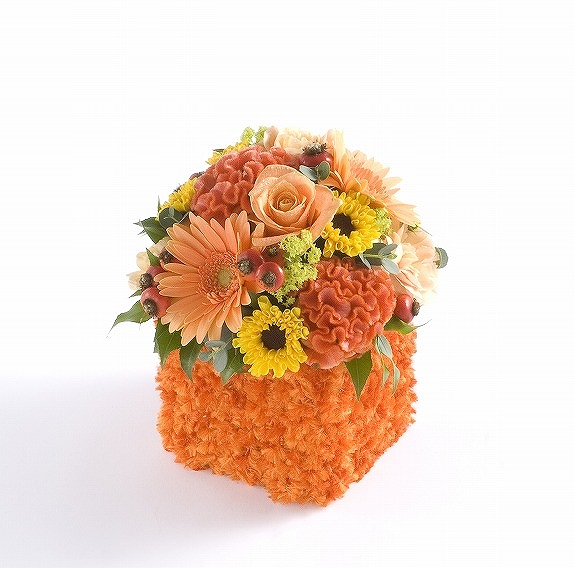 パワーカラーの黄色・オレンジの花々で、元気さや陽気さを保つアロマフラワーです。